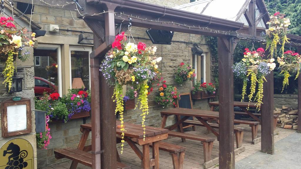 The Rose And Crown Hotel Huddersfield Buitenkant foto